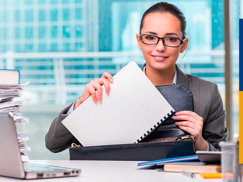 Mujer guardando documentos fotocopiasdos o copiasdos con acabado Anillados