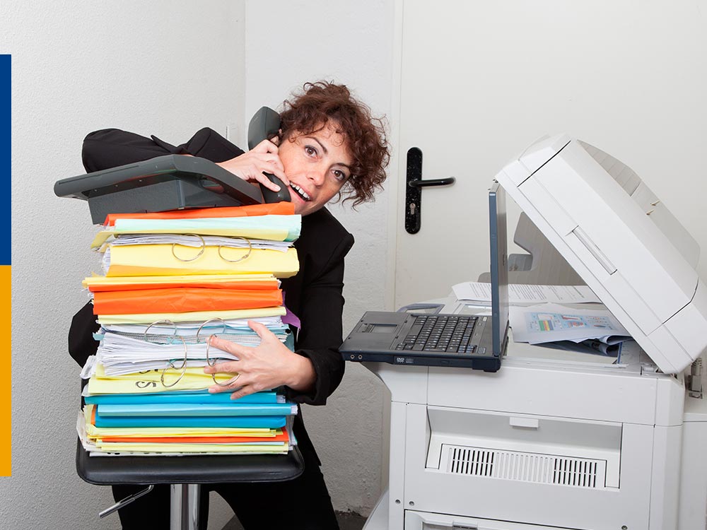 Mujer pidiendo delivery de documentos a IMAGO Impresiones