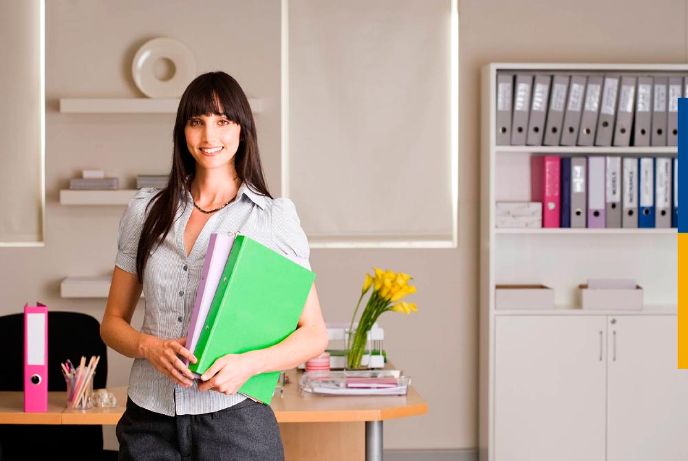 Mujer con folders